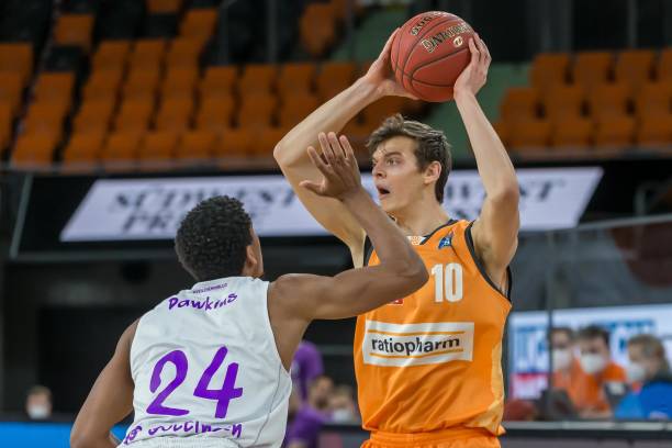 在其中起到 在其中起到