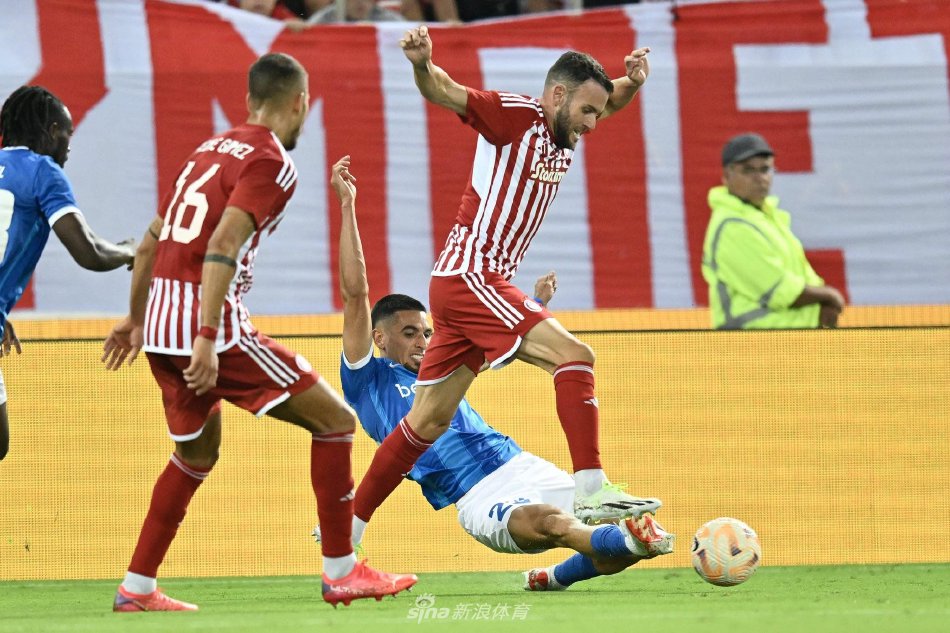 [中超]上海海港战术角球 武磊后点头球破门.