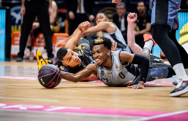 接应中场直 接应中场直